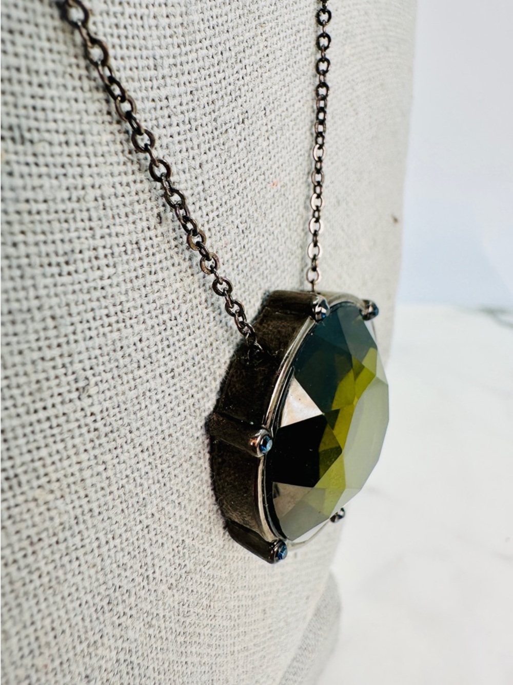 Round Faceted Olive Green Pendant Necklace Liz & Co Gunmetal Chain Signed Bold - Picture 9 of 10